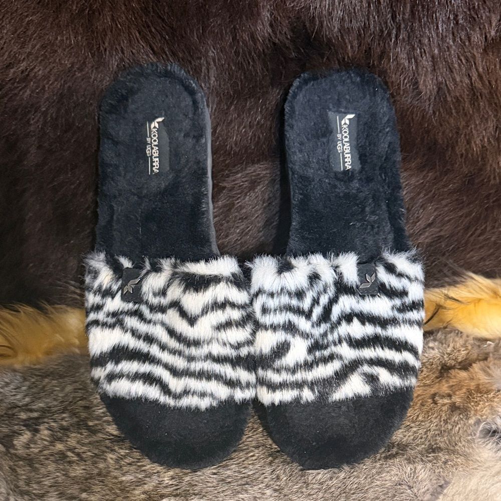 Black and White Fuzzy Slippers 9.5 (4075)
